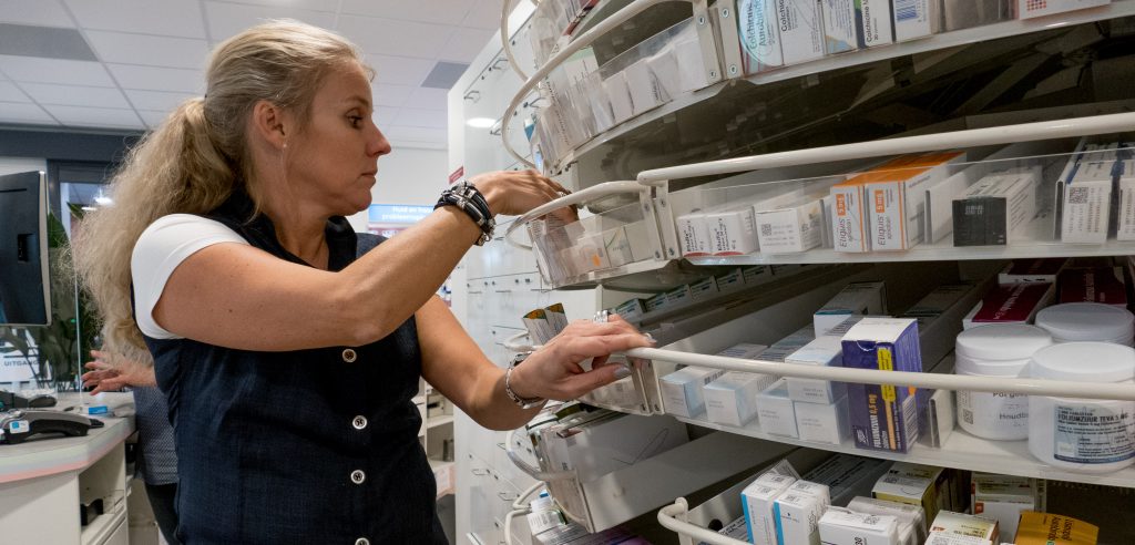 Vrouw aan het werk in de apotheek