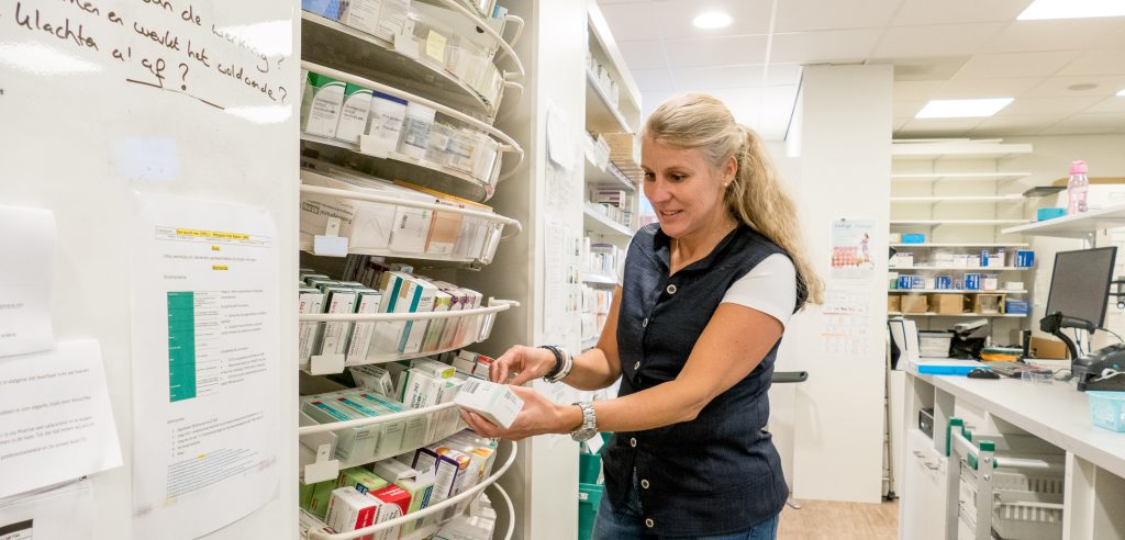 Vrouw aan het werk in de apotheek