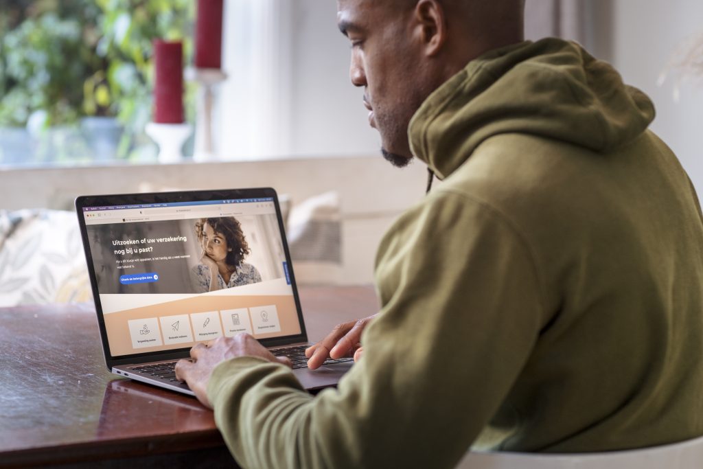 Man kijkt op laptop naar informatie over zorgverzekering