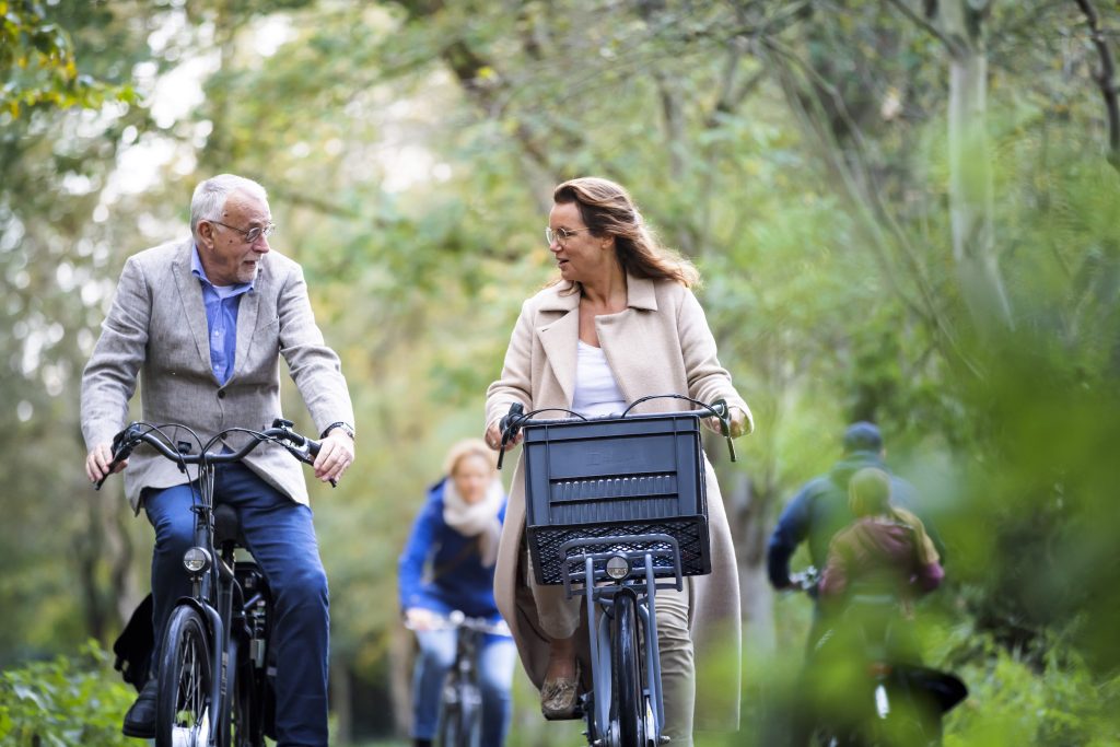 Man en vrouw fietsen in het bos