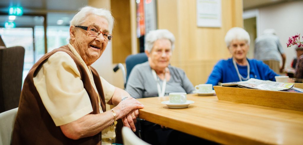 Oudere dames aan tafel