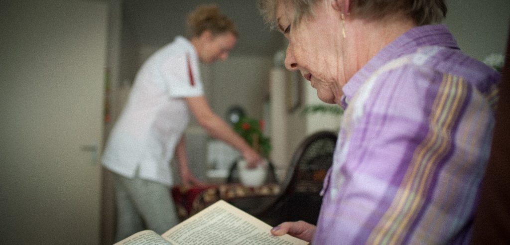 Oudere krijgt hulp van wijkverpleegkundige