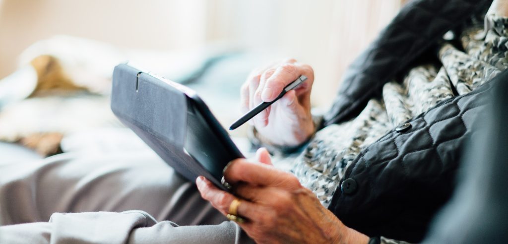 Iemand werkt op een tablet