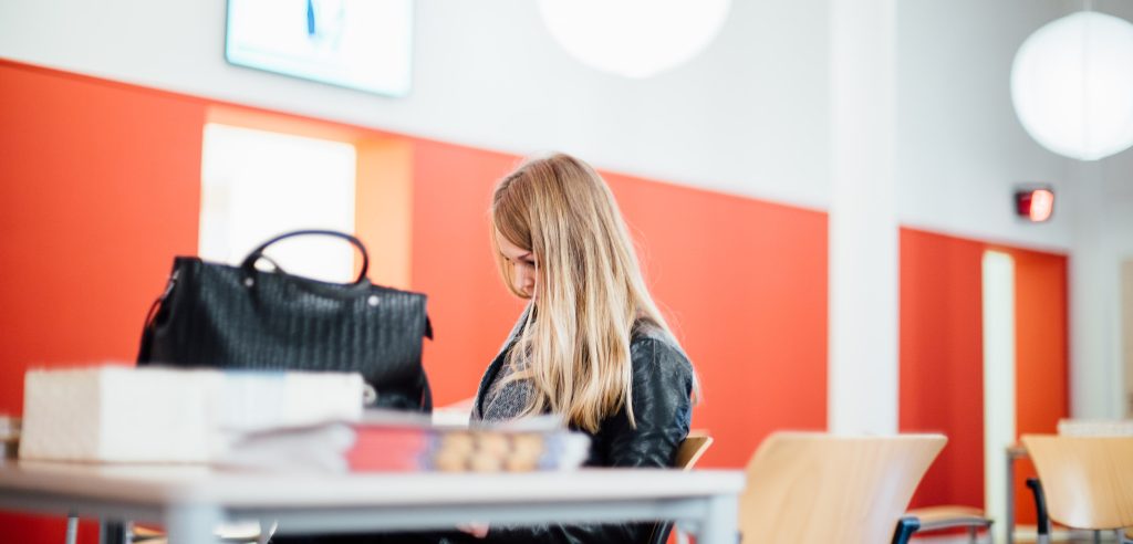 Een vrouw zit in de wachtkamer