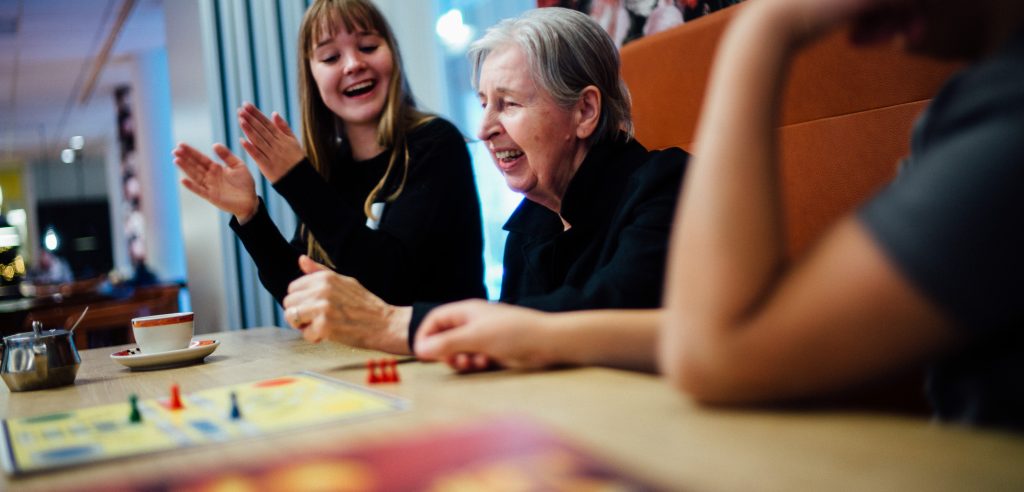 Meisje en oudere dame doen gezellig een spelletje