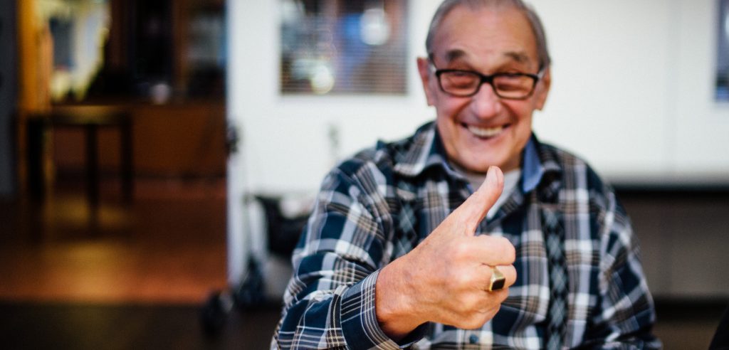 Oude meneer steekt zijn duim op