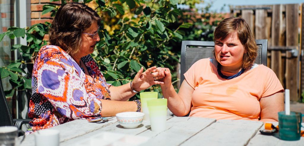 Moeder met gehandicapt meisje