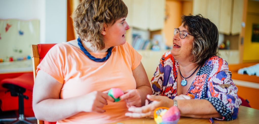 Gehandicapt meisje en moeder