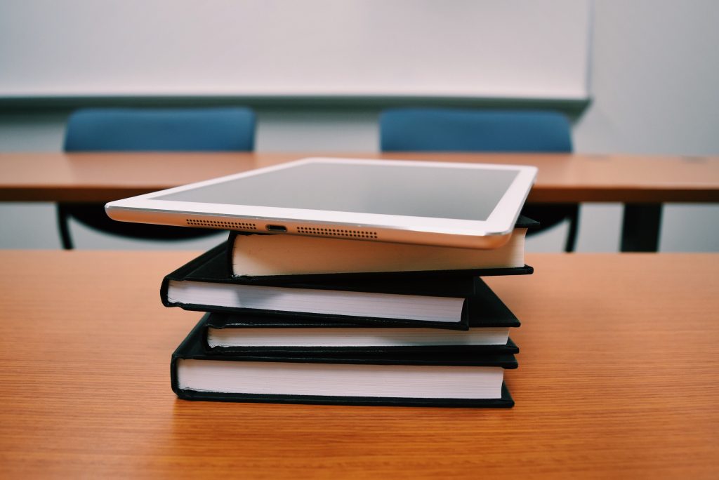 Boeken en laptop liggen op een tafel