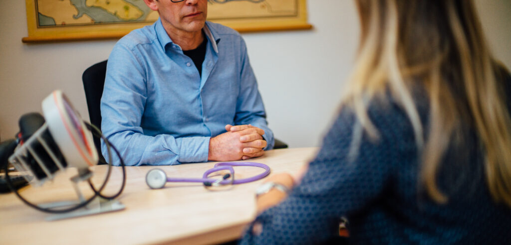 Huisarts in gesprek met patient