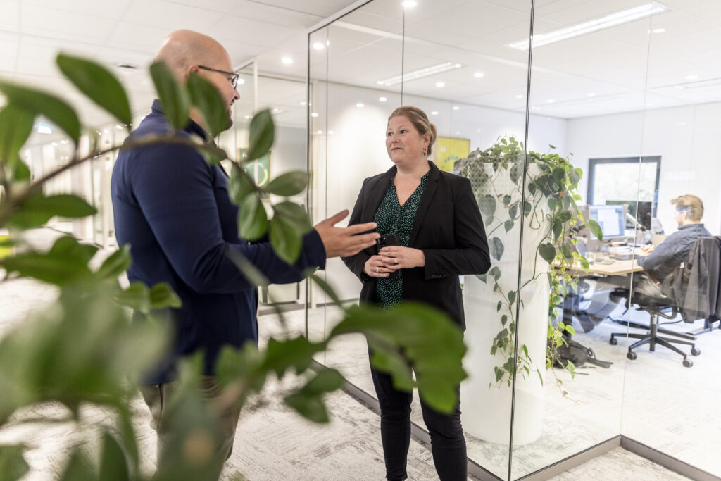 Medewerkers spreken elkaar op de gang