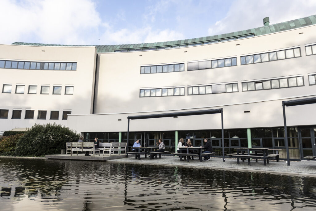 Medewerkers lunchen gezamenlijk buiten