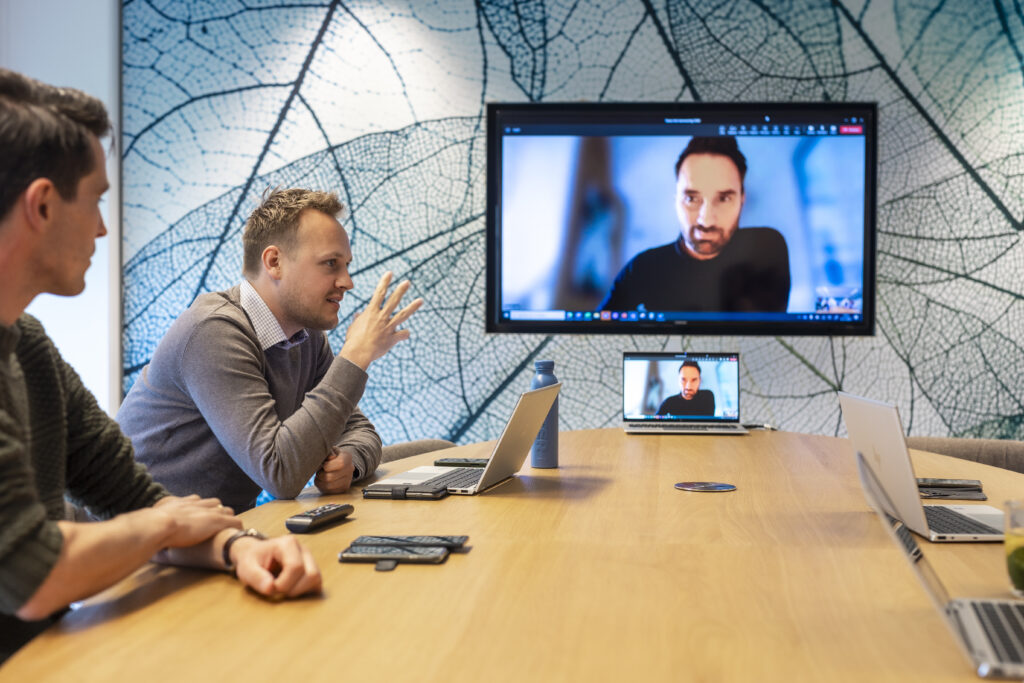 Medewerkers van Zorgverzekeraars Nederland in gesprek op kantoor en digitaal