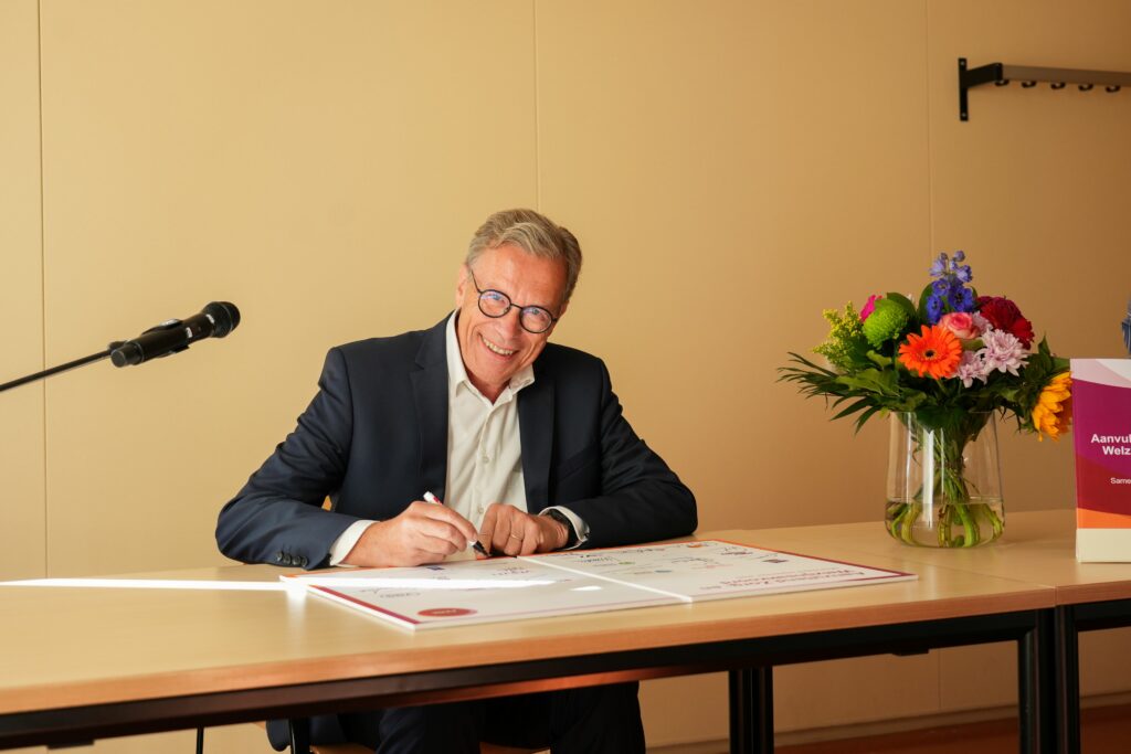 Ondertekening Aanvullend Zorg- en Welzijnsakkoord door Dirk-Jan van den Berg namens Zorgverzekeraars Nederland