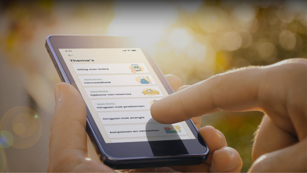 Hand die telefoon vast heeft met de Untire Now app