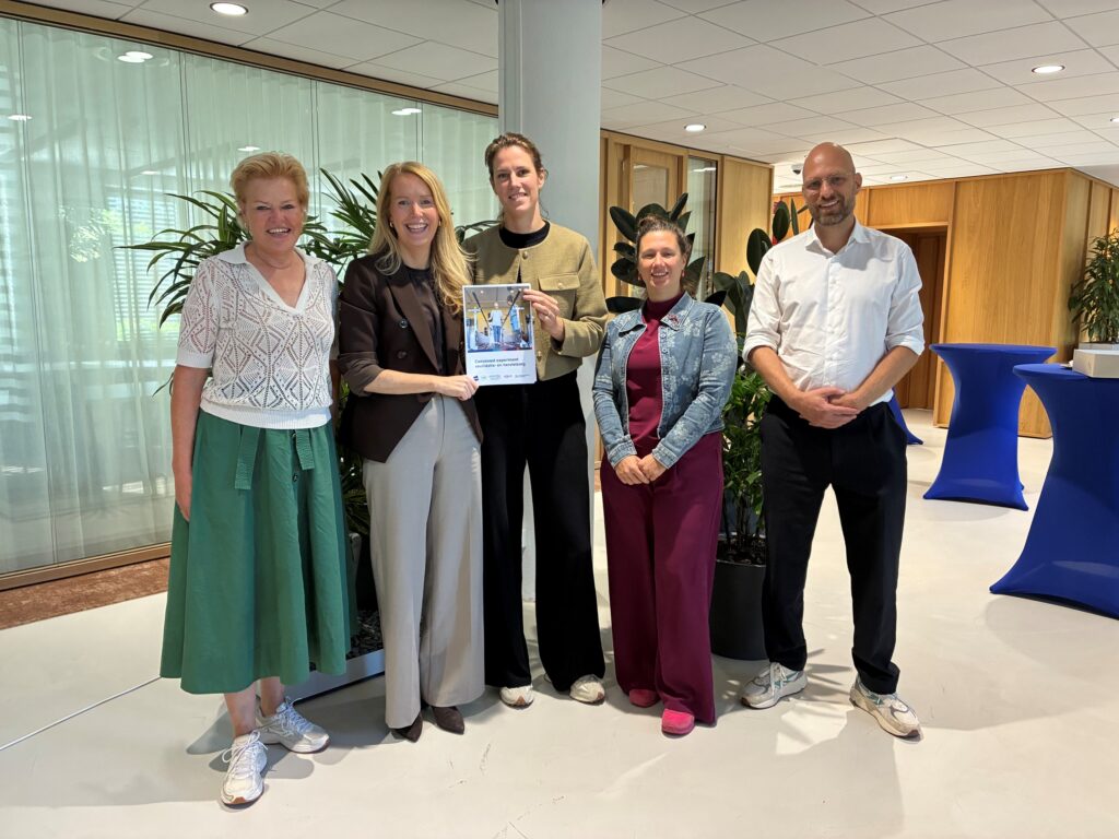 De betrokkenen namens ActiZ, Zorgverzekeraars Nederland (ZN), Verenso, V&VN en de Nederlandse Zorgautoriteit hebben samen een convenant ondertekend voor het experiment 'nieuwe bekostiging voor revalidatie- en herstelzorg'
