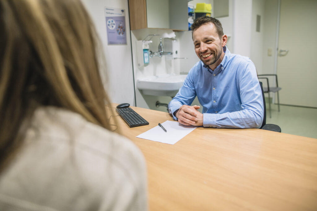 Huisarts in gesprek met patiënt